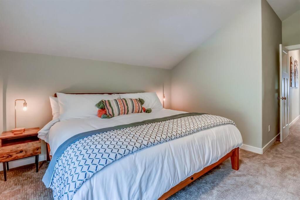 New Tri-Level Home With Ocean View And 3 En-Suite Bedrooms! Депо-Бей Экстерьер фото