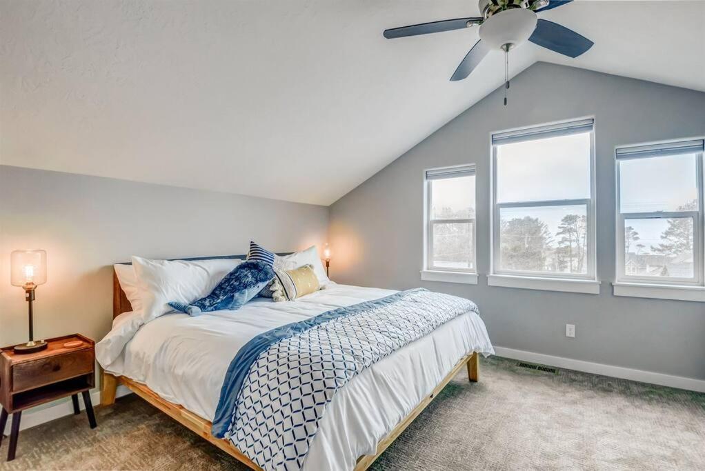 New Tri-Level Home With Ocean View And 3 En-Suite Bedrooms! Депо-Бей Экстерьер фото