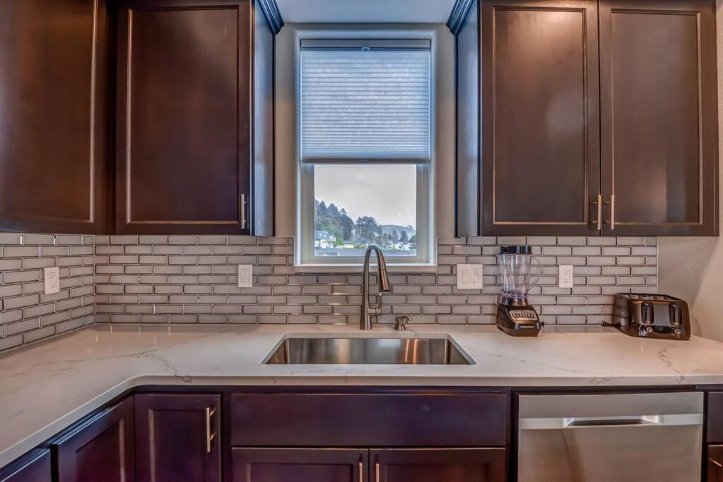 New Tri-Level Home With Ocean View And 3 En-Suite Bedrooms! Депо-Бей Экстерьер фото