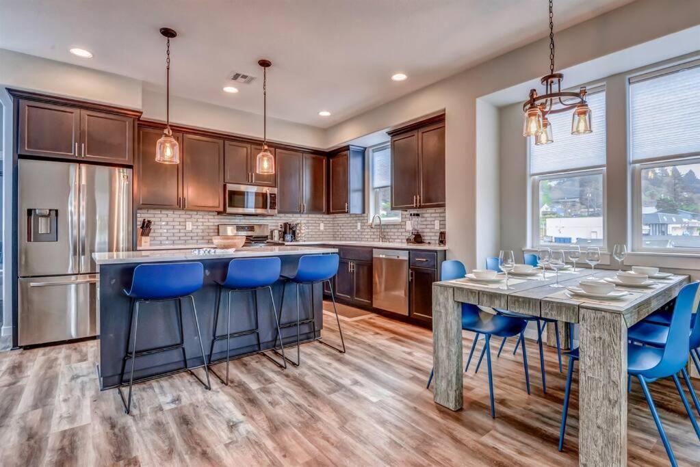 New Tri-Level Home With Ocean View And 3 En-Suite Bedrooms! Депо-Бей Экстерьер фото